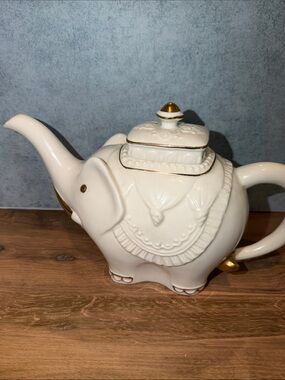Grace's Teaware White Elephant Teapot with Gold Trim